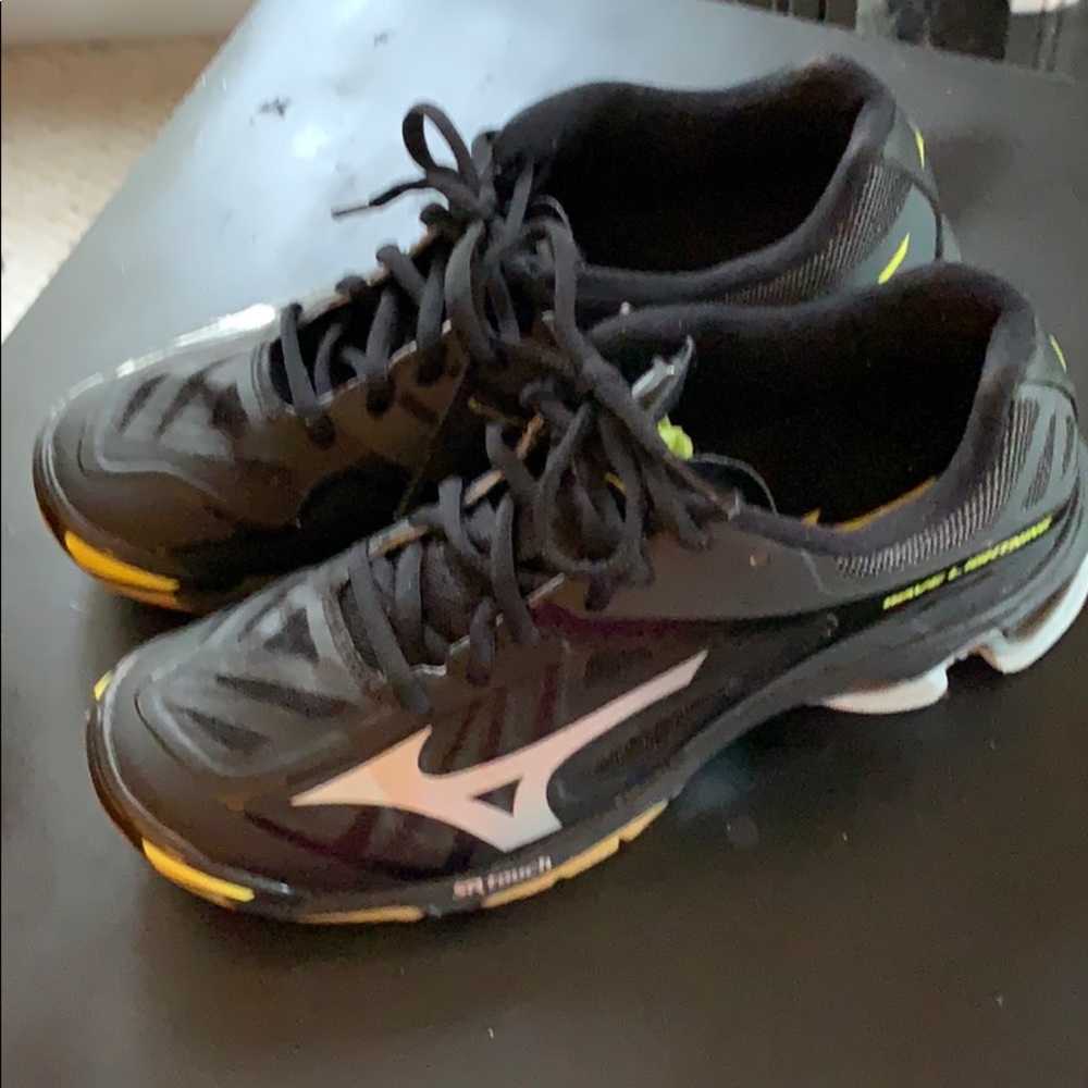 Women’s size 7 Mizuno Volleyball Shoes